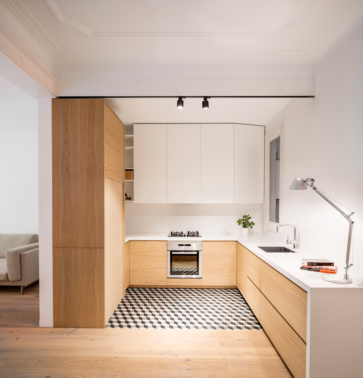 How to design a functional kitchen: EO arquitectura - Alan's Apartment Renovation