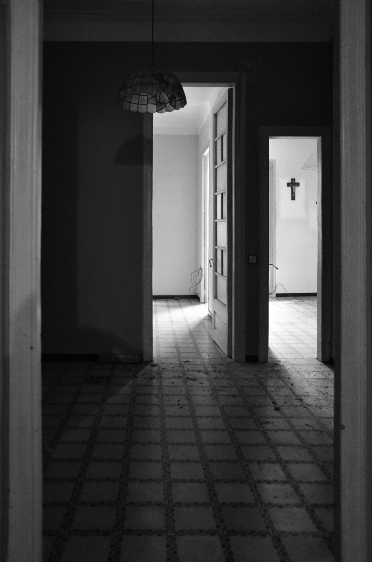 EO arquitectura - Alan's apartment renovation: Originally, the apartment presented a decayed and dark image due to the excessive subdivided rooms. The patio is very narrow and it scarcely receives light. Except for the two rooms next to the main facade, the apartment was barely illuminated by natural light.
